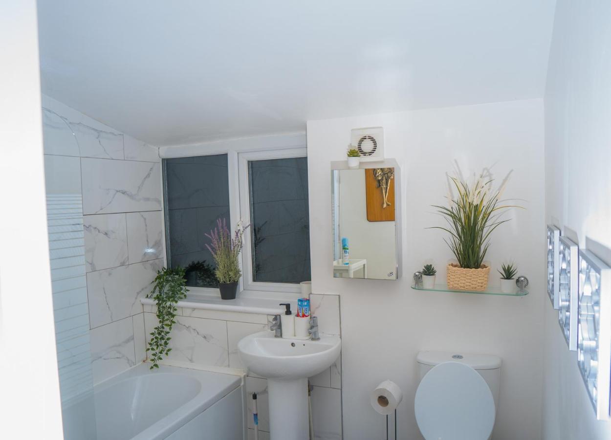 The Highfield Villa, 5 Bedrooms, Centre, Sleeps 10 Apartment