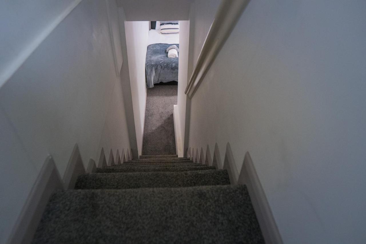 The Highfield Villa, 5 Bedrooms, Centre, Sleeps 10 Apartment Northampton
